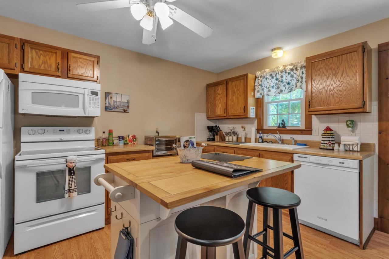 Cozy Bungalow Just Minutes From Mystic, Westerly Beaches, Boating And Casinos! Bungalow جروتون المظهر الخارجي الصورة